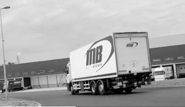 Camion à 18 roues Martin Brower roulant sur une autoroute.